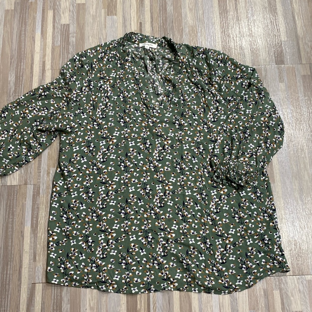 Monday Fun ladies top with long sleeves with elastic at end of sleeve. Size XXL
